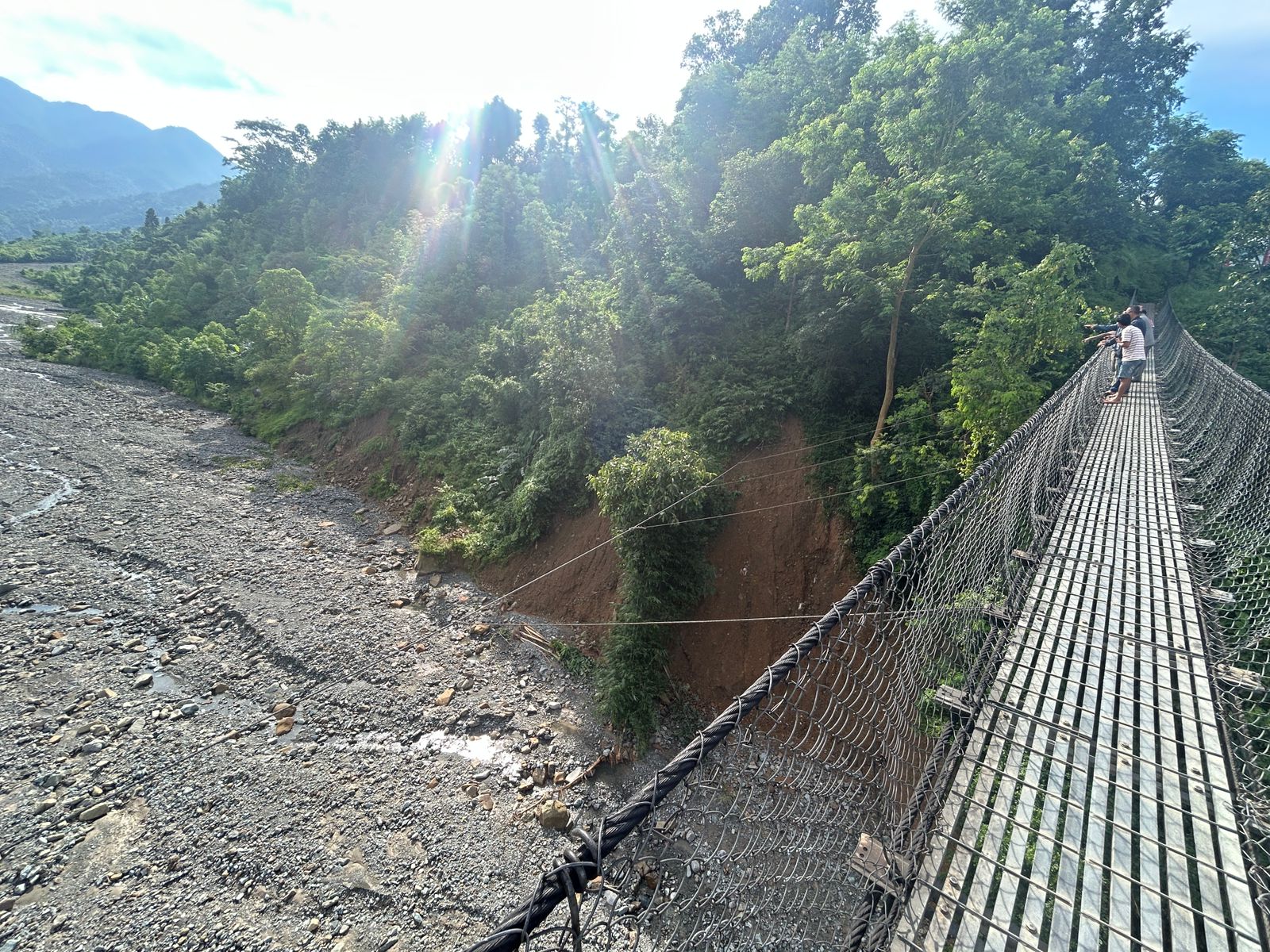 बाढीले धरान–४ र १४ जोड्ने झोलुङ्गे पुल क्षतिग्रस्त