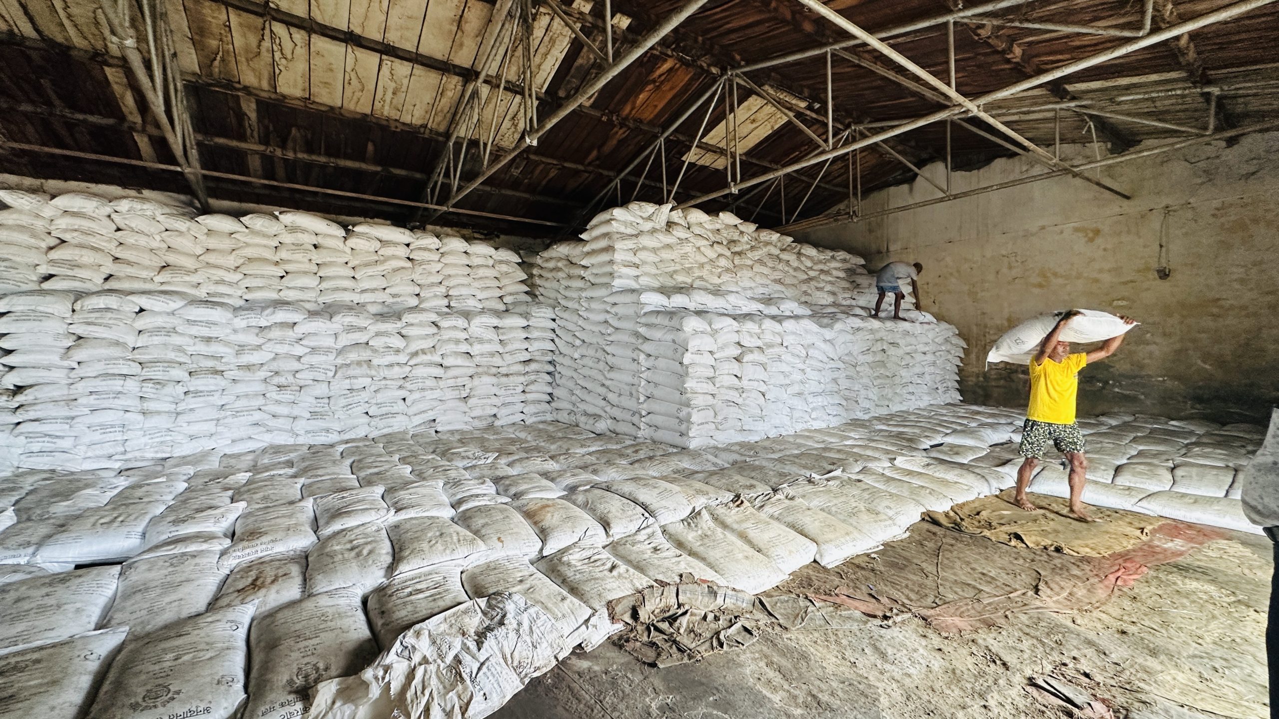 कम्पनी भन्छ- ‘मल छ’, किसान भन्छन्, ‘पाइएन’