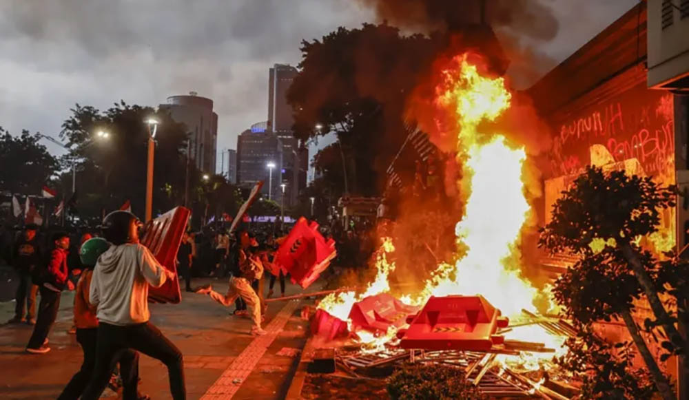 इन्डोनेसियामा प्रदर्शन चर्किदै: क्षेत्रीय संसद भवनमा आगजनी, ३ जनाको मृत्यु