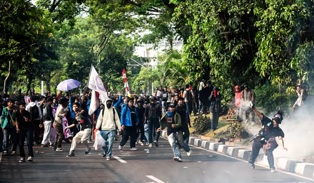 इन्डोनेसियामा सांसदहरूको तलब र सुविधाको विरोधमा प्रदर्शन