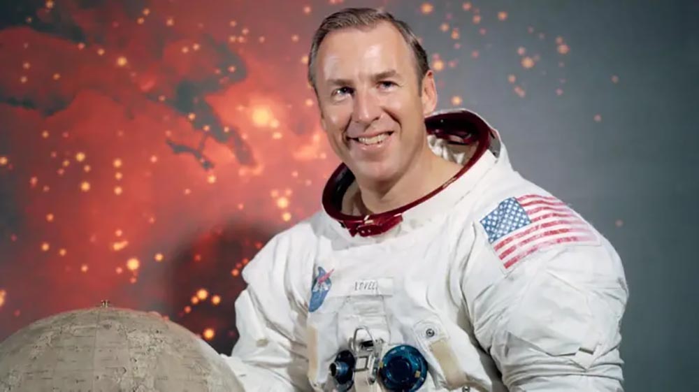 अमेरिकी अन्तरिक्ष यात्री लोभेलको निधन