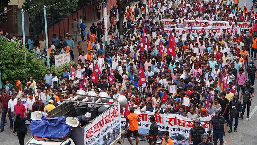 कवाड व्यवसायीद्वारा काठमाडौं महानगरपालिकाको कार्यालय घेराउ