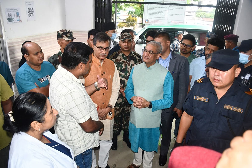 हैजा प्रभावित वीरगञ्जमा सुरक्षा निकायका स्वास्थ्य जनशक्ति र औषधि उपलब्ध गराउछौं: गृहमन्त्री लेखक