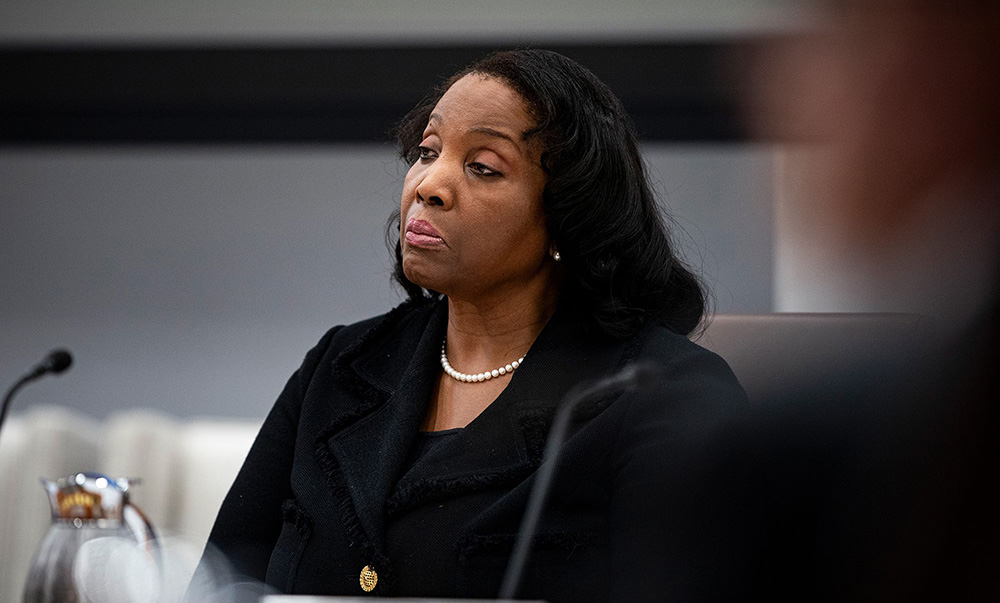 गभर्नरलाई बर्खास्त गर्न ट्रम्पको आदेश