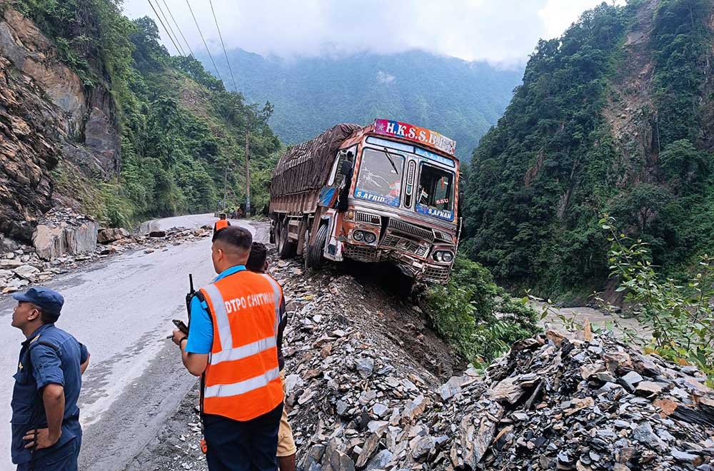 मुग्लिन नारायणगढ सडकमा ट्रकमा ढुंगा खस्दा दुई जना घाइते