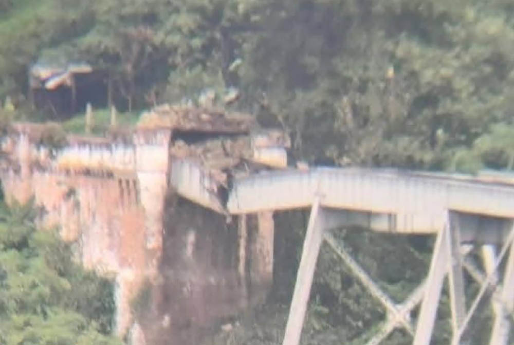 म्यानमारको १२५ बर्ष पुरानो पुलमा विद्रोहीको विस्फोटबाट क्षति