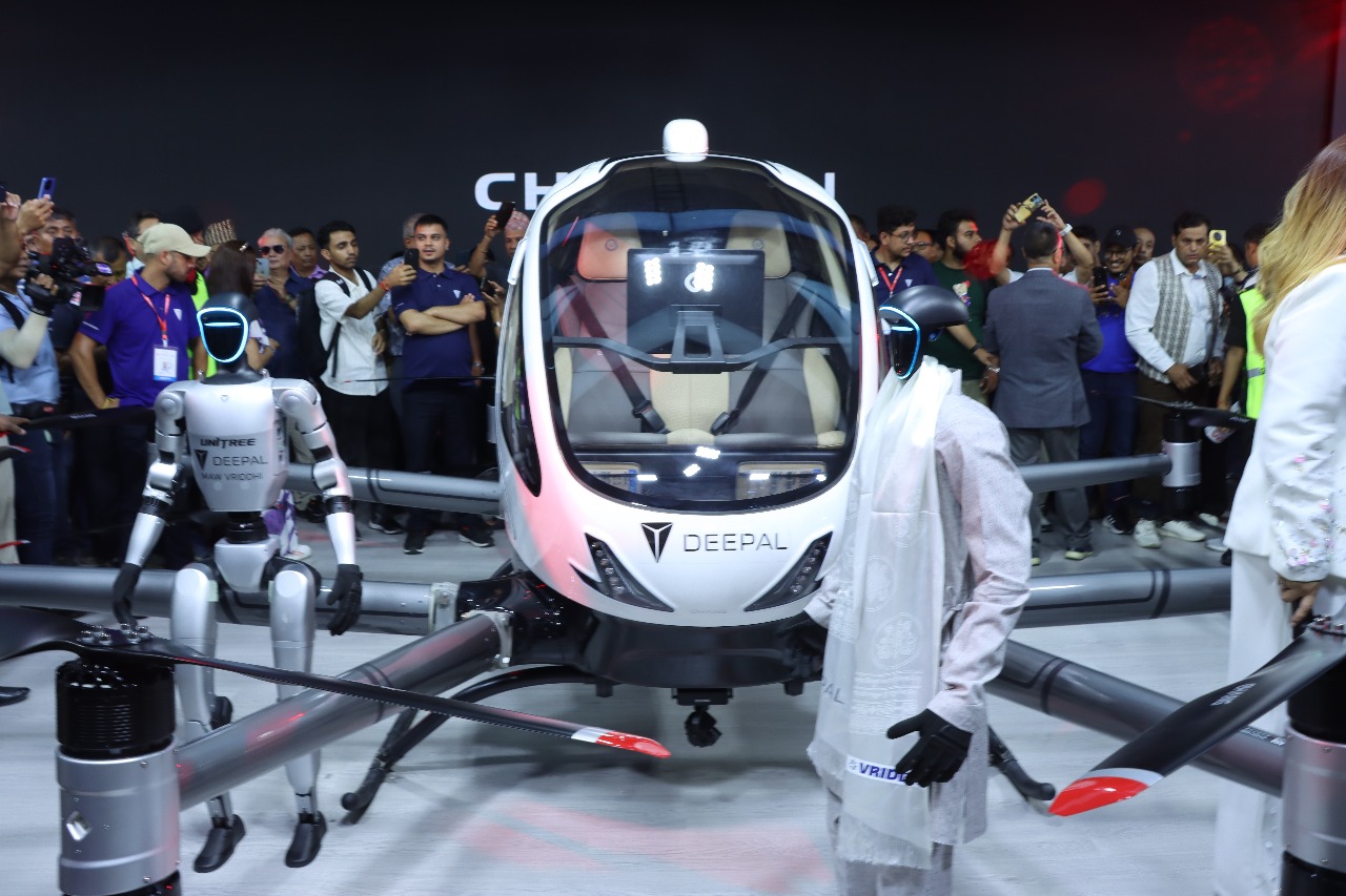 १२ तस्बिरमा हेर्नुहोस् नेपाल आएको पहिलो उड्ने कार ‘ईभीटोल’