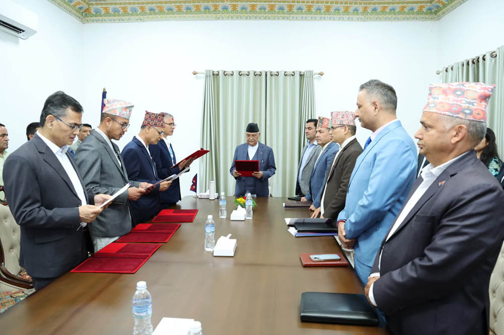 प्रधानमन्त्रीसमक्ष चार स्वास्थ्य विज्ञान प्रतिष्ठानका उपकुलपतिको शपथ