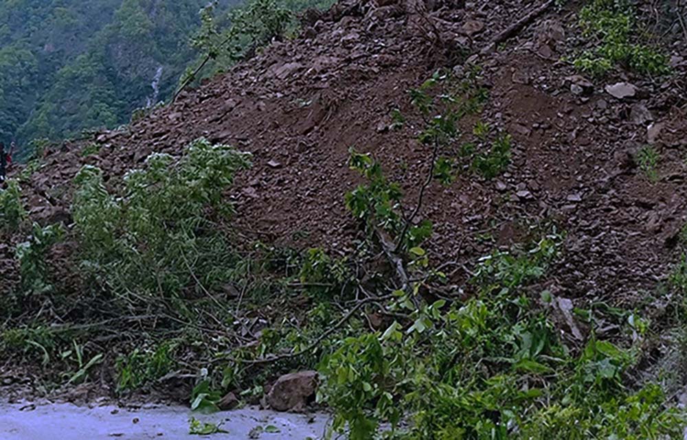 बागलुङस्थित पहाडी लोकमार्ग पुर्णरुपमा अवरुद्ध