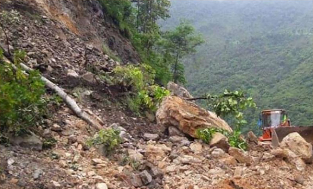 सल्यानस्थित राप्‍ती राजमार्ग पुर्णरुपमा अवरुद्ध