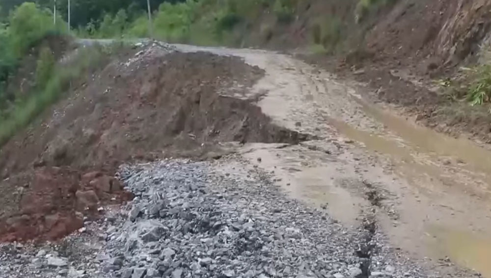 पाल्पाको दोभान कालीरहमा सडक भासियो