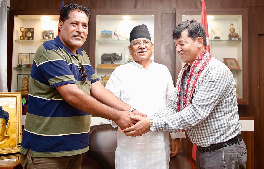 एमाले केन्द्रीय परिषद् सदस्य कुवर माओवादी केन्द्रमा प्रवेश