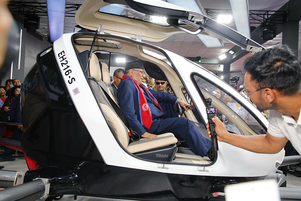 नाडा अटो शो पुगेर उड्ने कारमा चढे प्रचण्ड