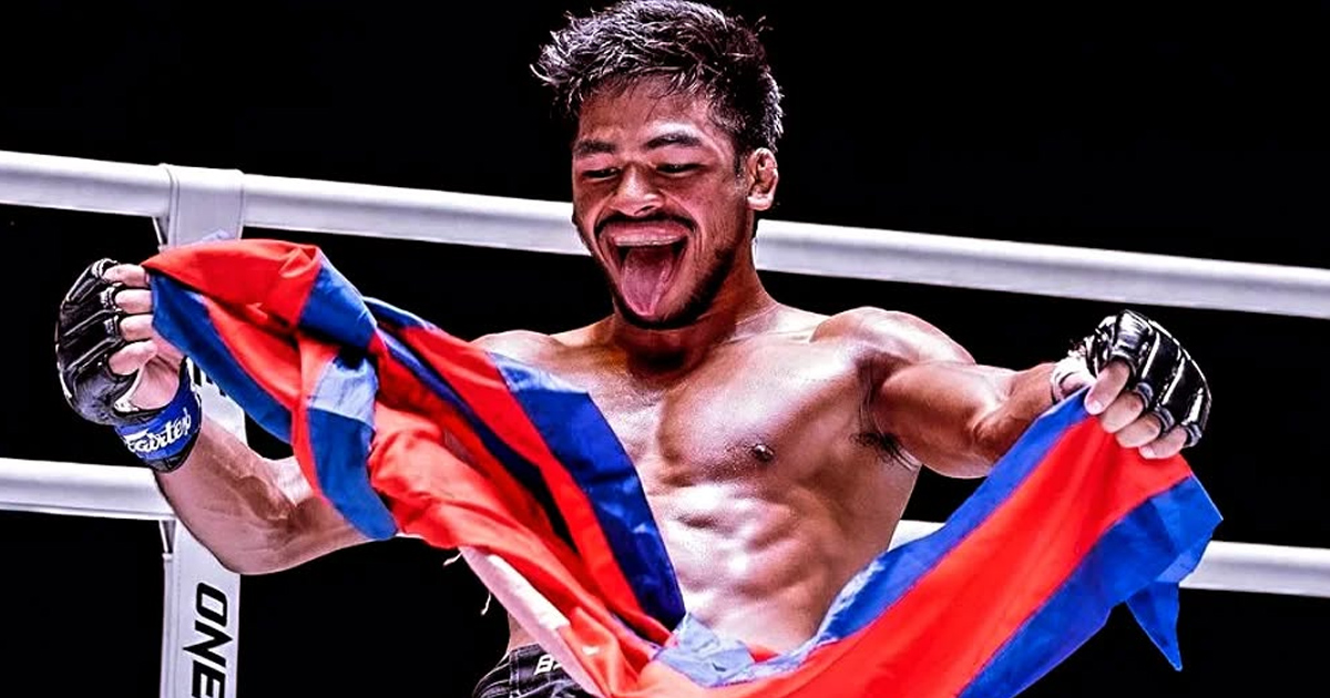 च्याम्पियन रवीन्द्रलाई एक लाख ११ हजारसहित सम्मान गर्दैै दुर्गाथली