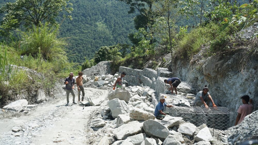 ५ जलविद्युत् आयोजनाले गरे रघुगङ्गाका सडकको स्तरोन्नति