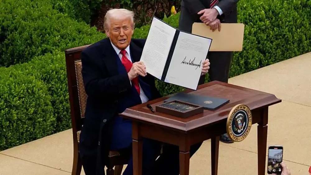 आदेश दिँदै पछि हट्दै ट्रम्प