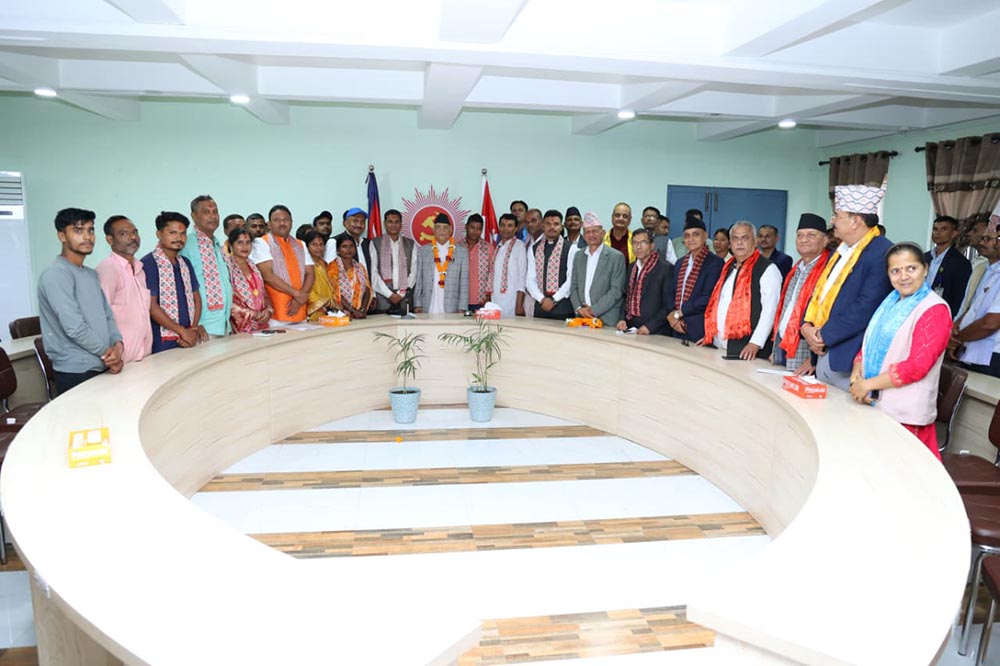 जनता पार्टीका वरिष्ठ साह एमालेमा प्रवेश, अध्यक्ष ओलीले गरे स्वागत