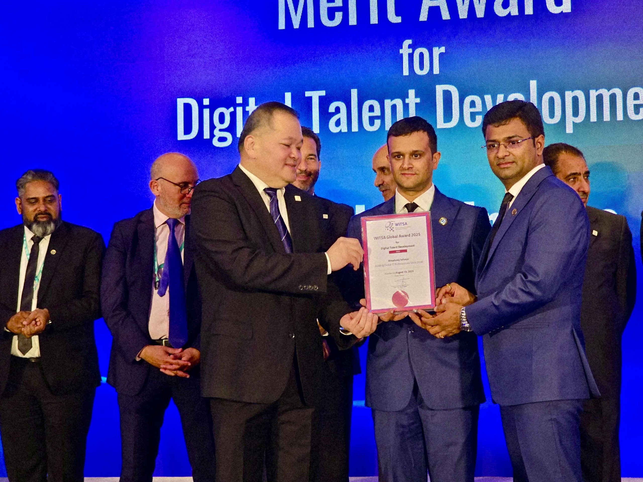 अन्तर्राष्ट्रिय मञ्चमा नेपालको गौरव: ब्रोडवे इन्फोसिस ‘डिजिटल ट्यालेन्ट डेभलपमेन्ट’ अवार्डबाट सम्मानित