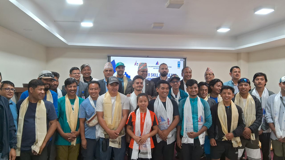 पहिलो पटक अपी हिमाल आरोहणमा जान लागेको १५ जनाको टोलीलाई पर्यटनमन्त्रीले गरे बिदाई