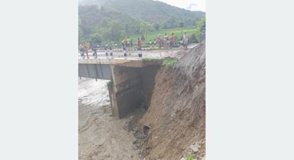 भटौली खोलामा बाढीः पक्की पुलमा क्षति, सवारी आवगमन बन्द