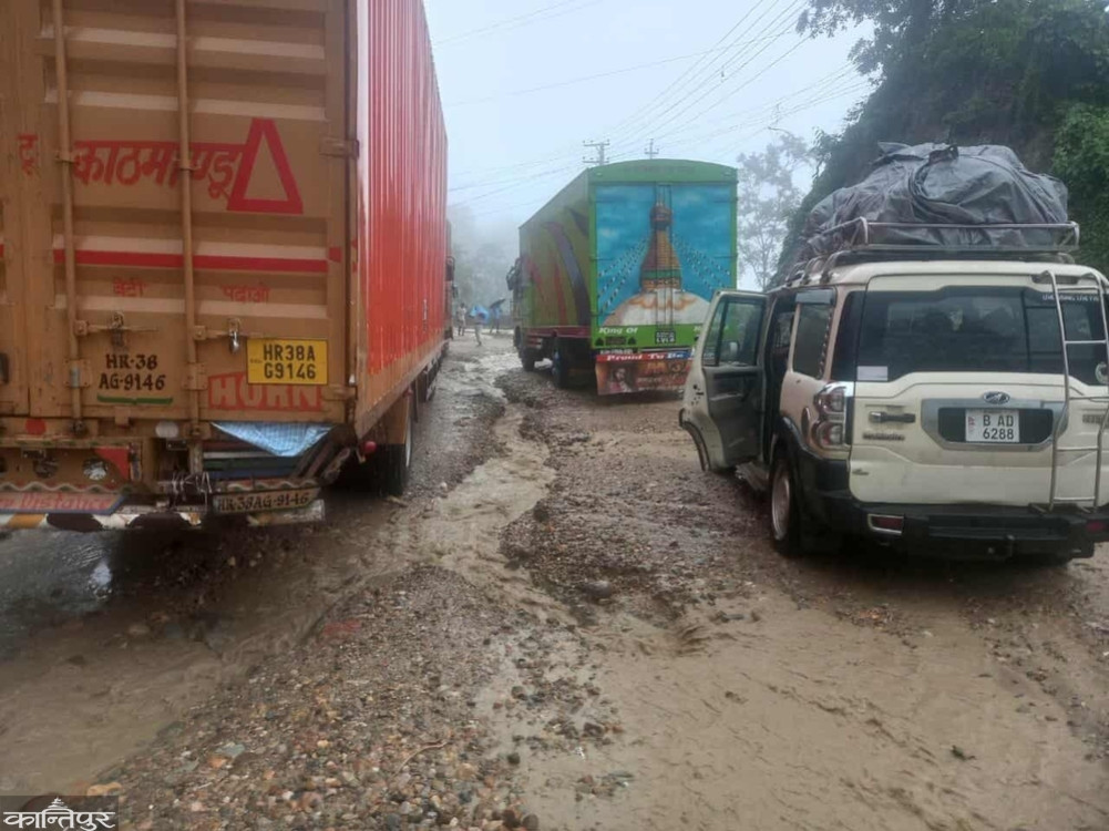 दाउन्नेमा सडक भासिएपछि गाडी आवतजावतमा समस्या
