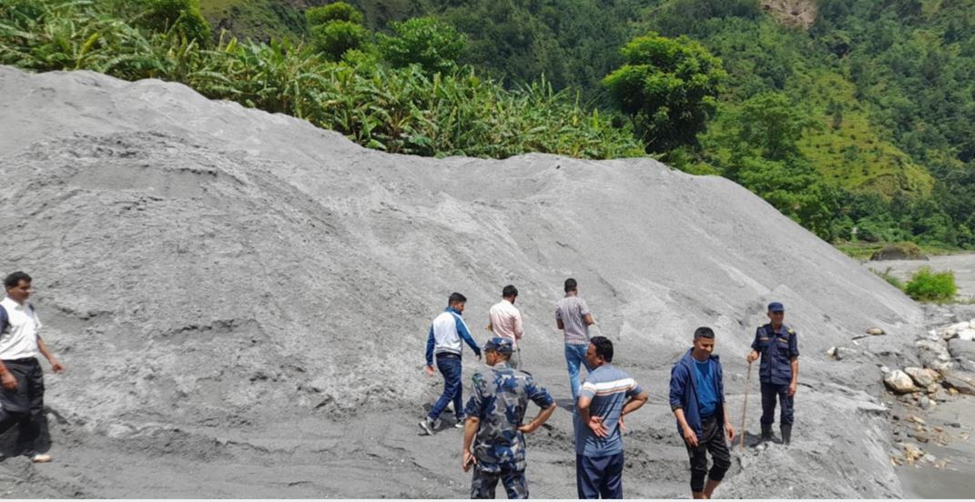 वर्षायाममा पनि रोकिएन कालीगण्डकीको अवैध दोहन