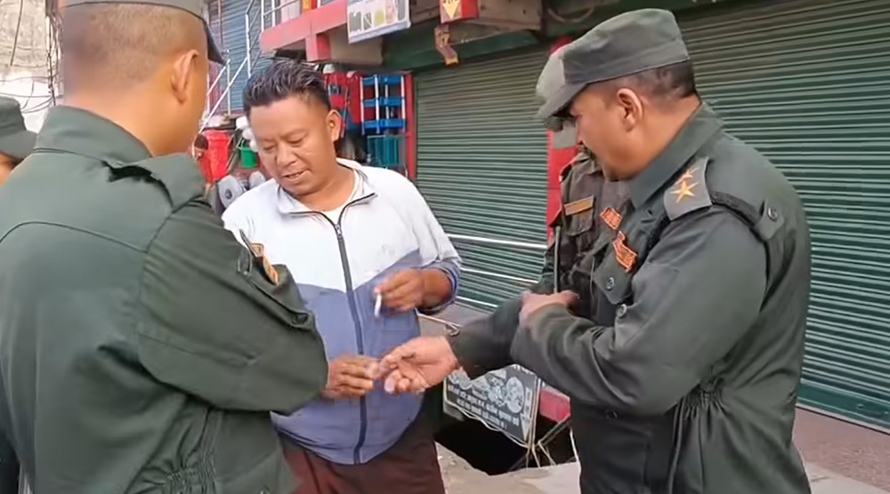 काठमाडौ महानगरमा सार्वजनिक स्थानमा धुम्रपान गर्नेलाई जरिवाना गर्न शुरु