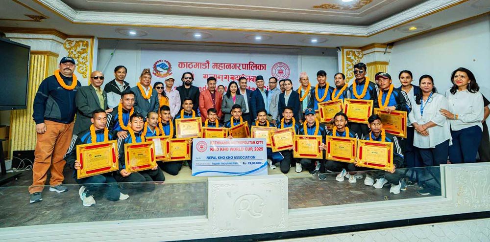 रवीन्द्र ढाट र विश्वकप उपविजेता टिमलाई काठमाडौं महानगरबाट नगदसहित सम्मान