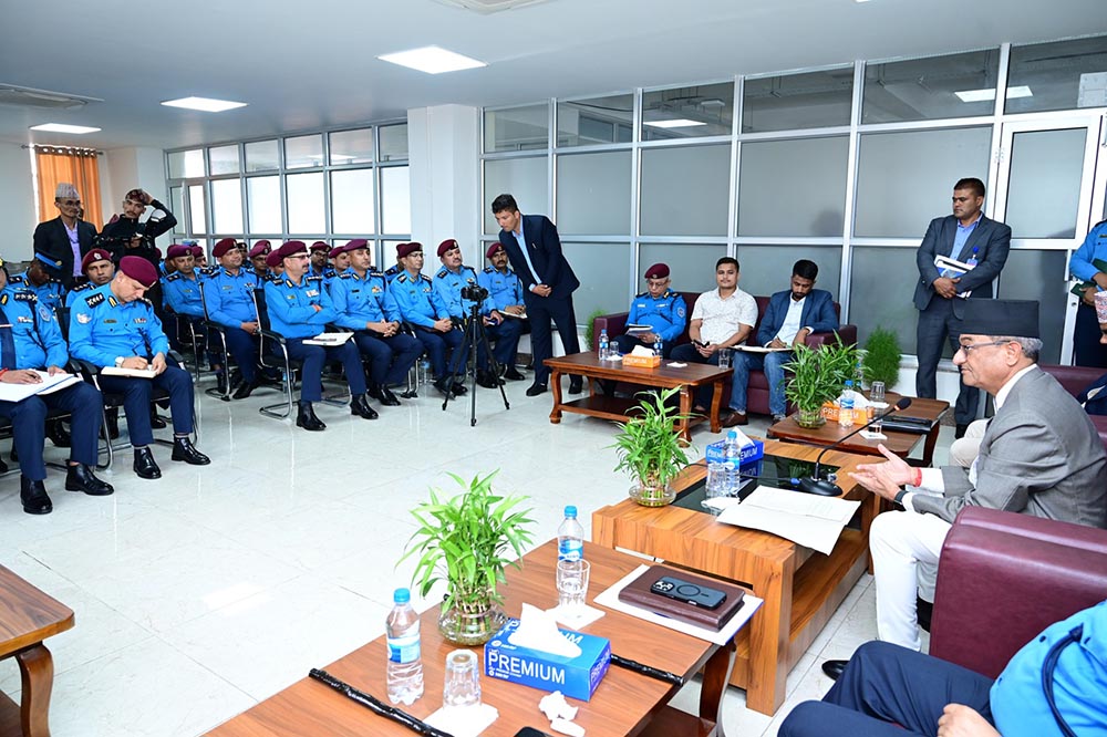 गृहमन्त्री लेखकद्वारा काठमाडौं उपत्यका प्रहरी कार्यालयको निरीक्षण