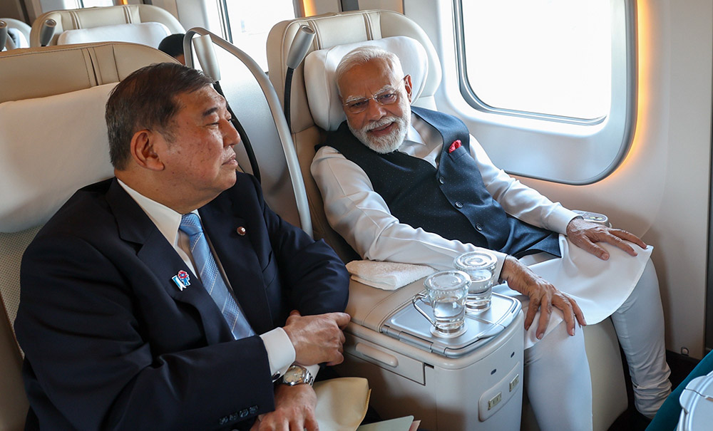 जापानी प्रधानमन्त्रीसँग बुलेट ट्रेनको यात्रामा मोदी