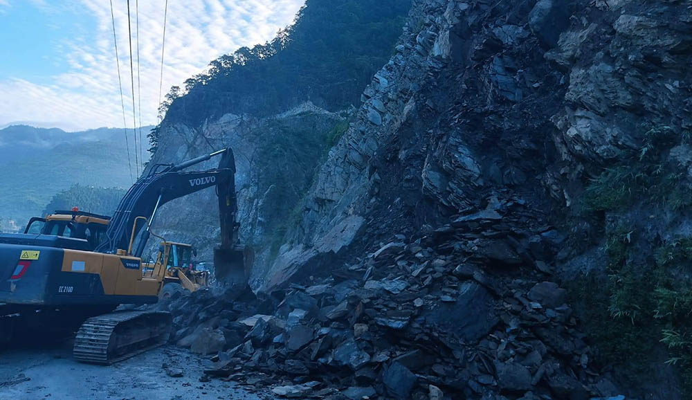 मुग्लिन नारायणगढ सडक अवरुद्ध