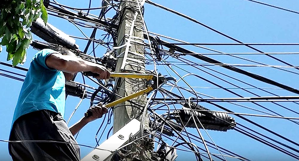 पोखरा महानगरमा पोलमा रहेका अव्यवस्थित तारको व्यवस्थापन शुरु
