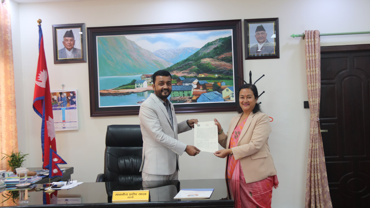 खानेपानी मन्त्री यादव र सचिव बज्राचार्यबीच कार्यसम्पादन सम्झौता