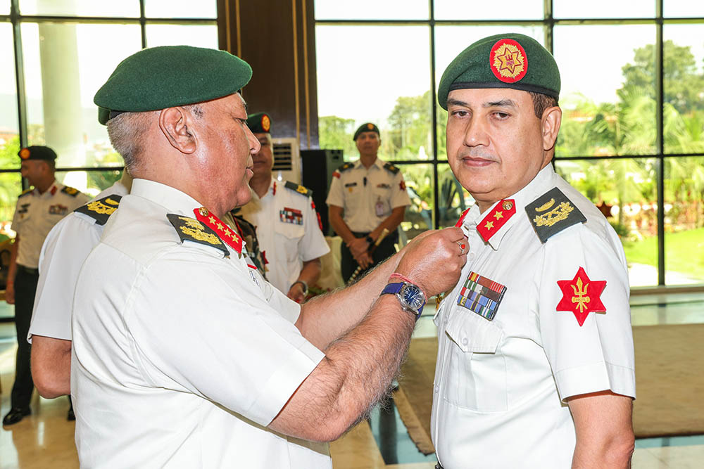 प्रधानसेनापतिद्वारा दर्ज्यानी चिन्ह प्रदान