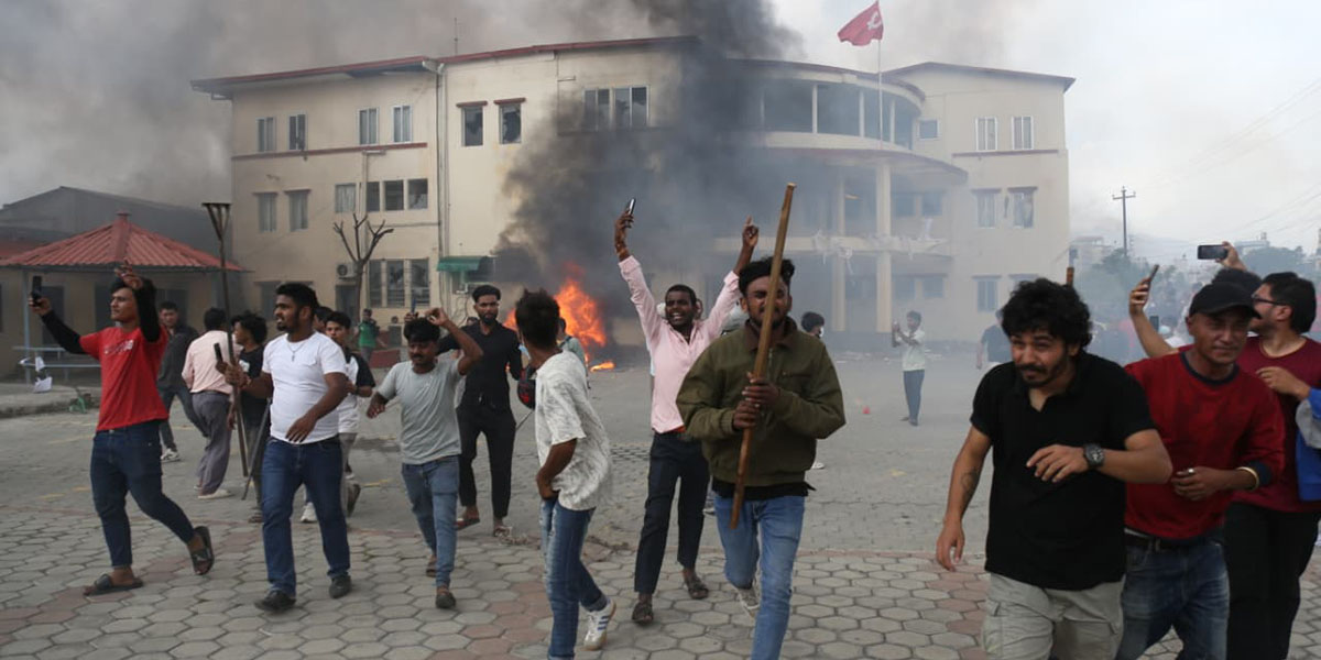 एमाले मुख्यालय च्यासलमा तोडफोड र आगजनी