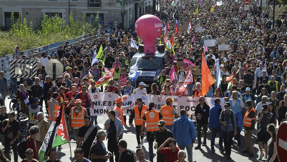 फ्रान्समा सरकारको विरोधमा लाखौँ मानिस सडकमा