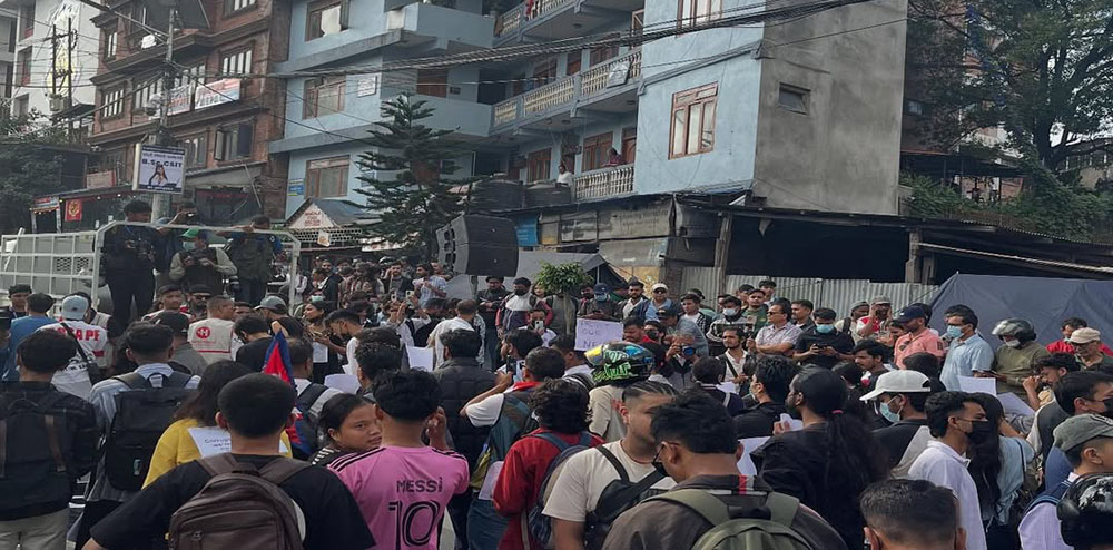 छतबाट टियर ग्यास प्रहार भएपछि घर तोडफोड