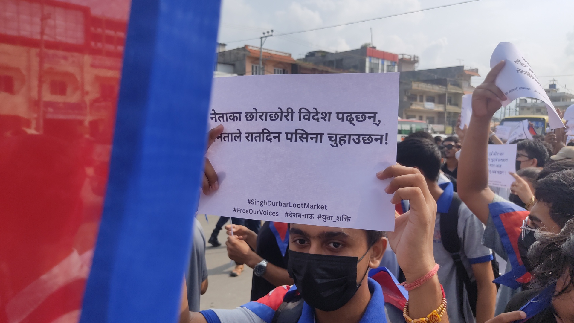 प्रधानमन्त्री ओलीको दमकस्थित घरमा ढुंगामुढा, दुई राउन्ड हवाई फायर