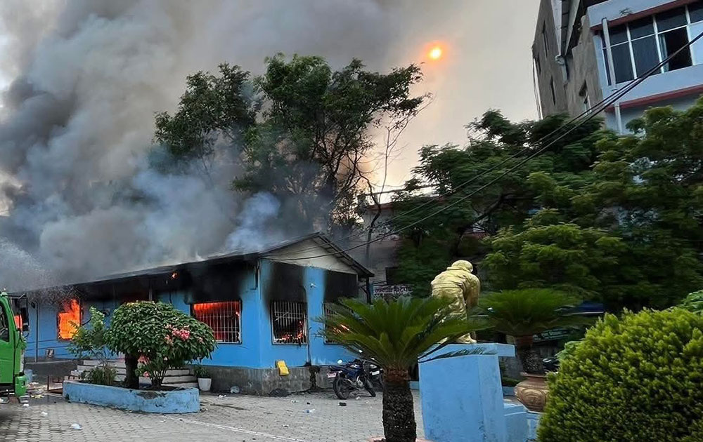 प्रदर्शनकारीले जलाए इटहरी उपमहानगरको कार्यालय भवन