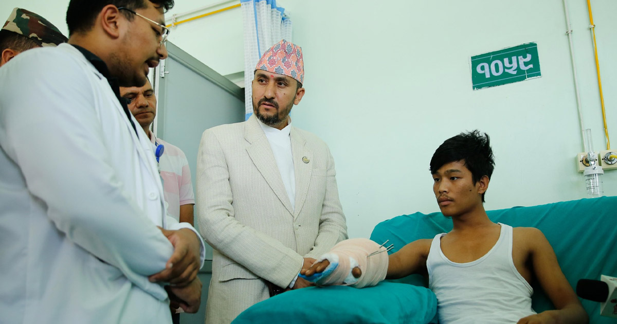 सञ्चारमन्त्री खरेल शिक्षण अस्पतालमा