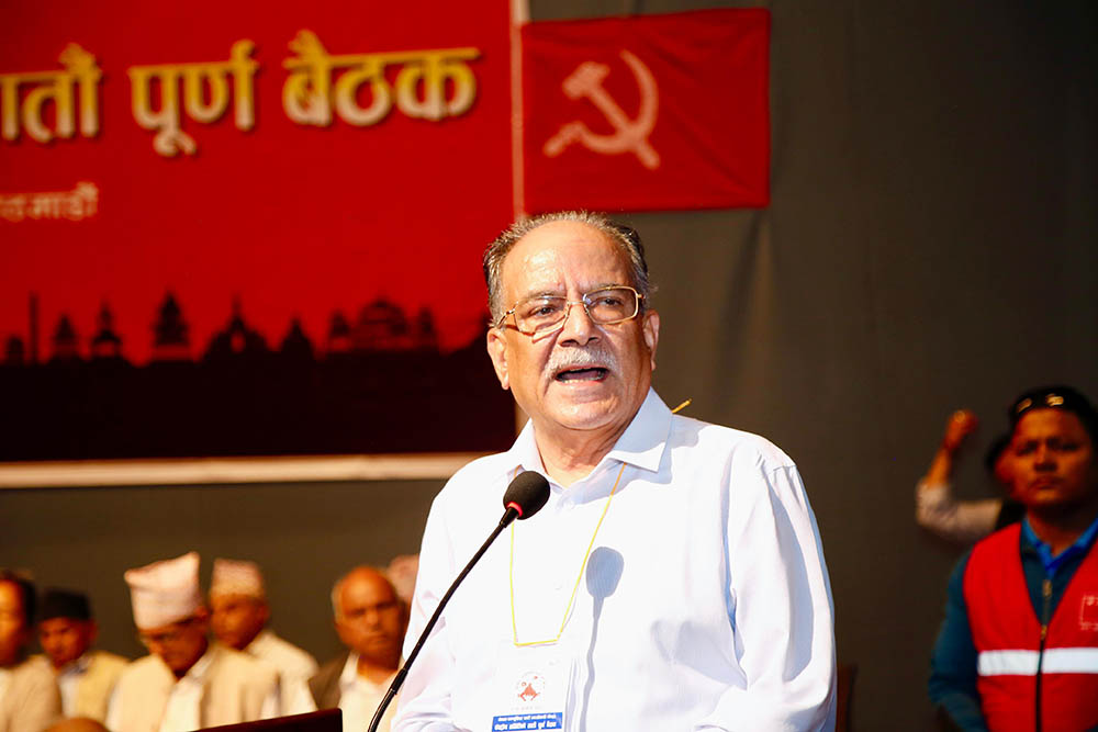 बैठकबाट बाहिरिँदै प्रचण्डले भने– म अब माओवादीको अध्यक्ष रहिनँ, संयोजक भएँ