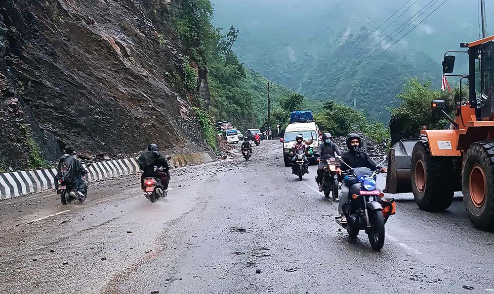 अवरुद्ध पृथ्वीराजमार्ग दुईतर्फी खुल्यो