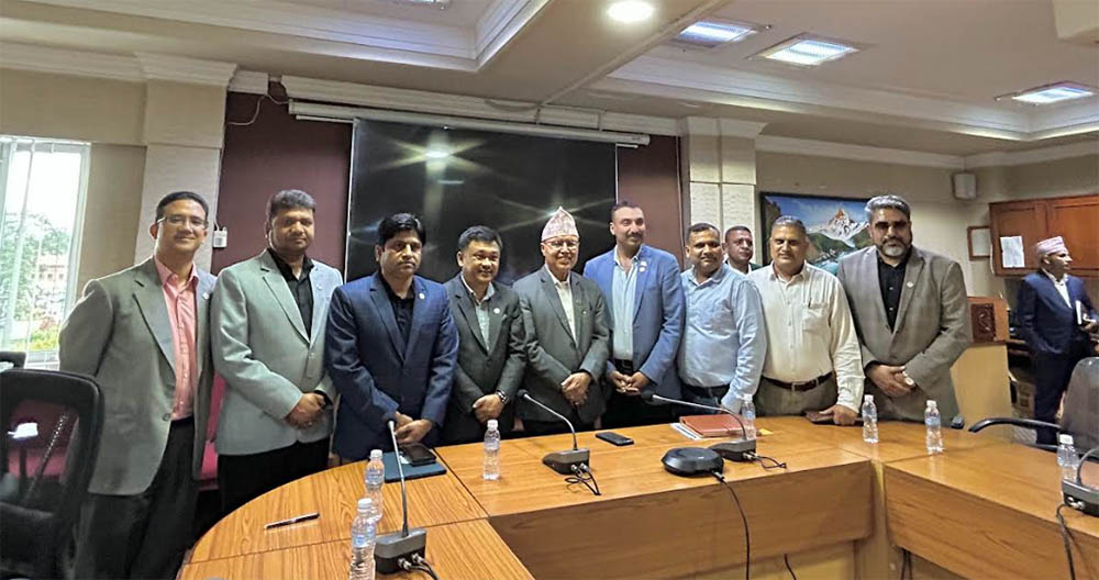 अर्थमन्त्री खनालसँग नाडाका पदाधिकारीको छलफलः सरकारले व्यवसायीहरुको मनोबल बढाउने खालका नीतिहरु ल्याउन सुझाव