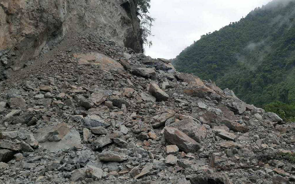 पहिरोका कारण मेची राजमार्ग र तमोर करिडोर अवरुद्ध, वैकल्पिक मार्ग प्रयोग