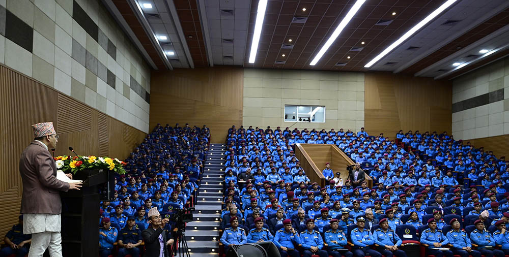 गृहसचिव रामेश्वर दंगालबाट नेपाल प्रहरी प्रधान कार्यालयको निरीक्षण