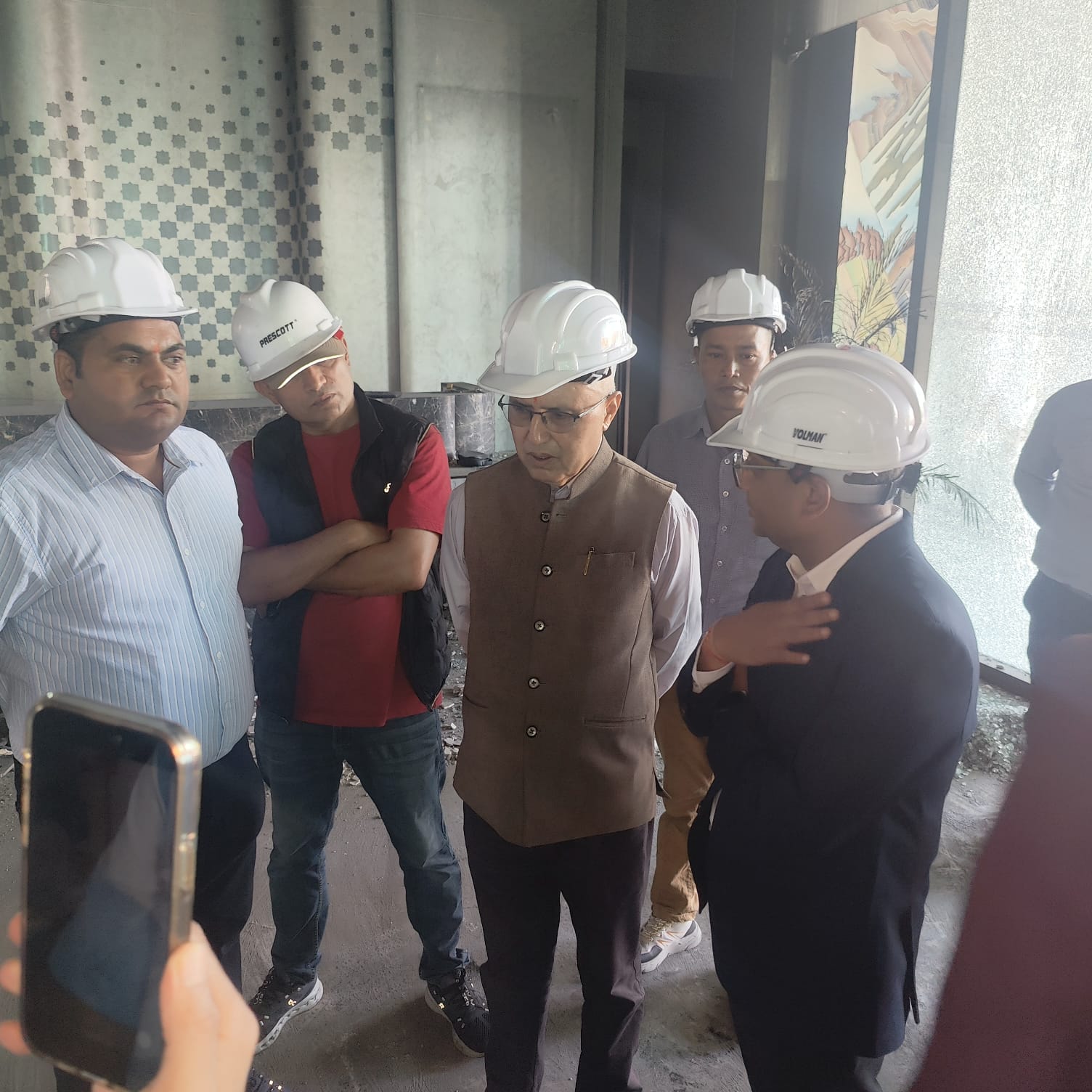 अर्थमन्त्रीद्वारा क्षतिग्रस्त हिल्टन होटलको निरीक्षण, आवश्यक सहयोग र समन्वय गर्ने प्रतिवद्धता