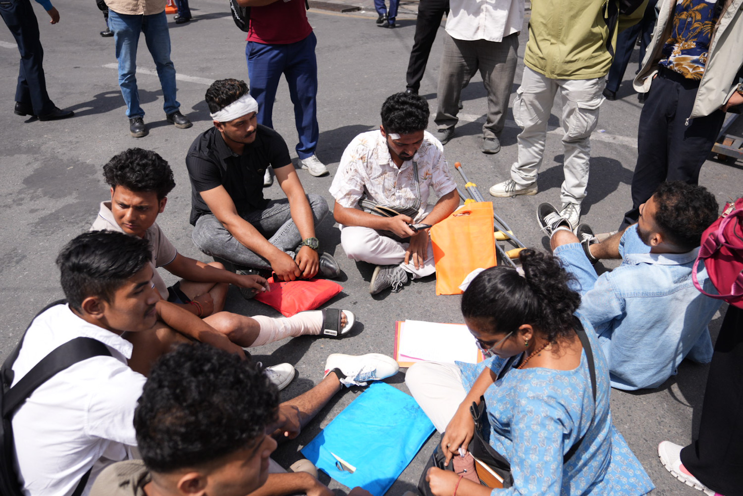 सिंहदरबार छिर्न नपाएपछि जेन–जी प्रदर्शनका घाइतेको गेटमै धर्ना