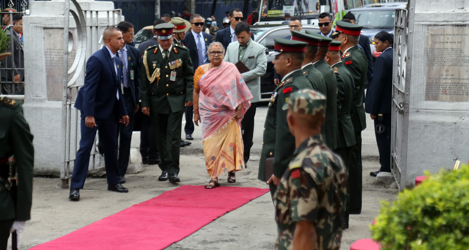 पुरानै ढर्रामा सुशीलाको शैली, रेड कार्पेटबाट सुरू भयो आलोचना