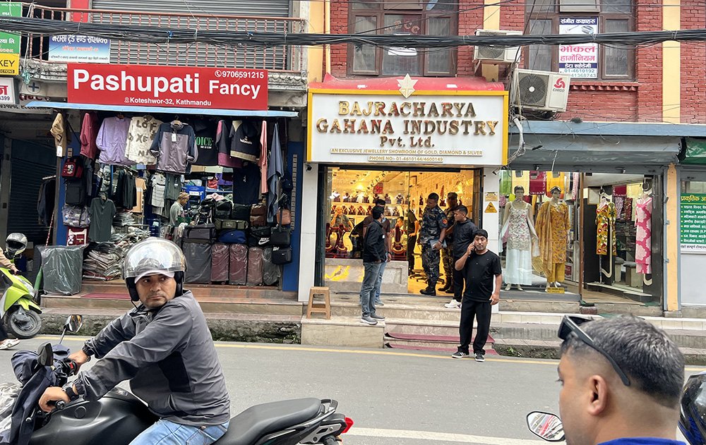 कोटेश्वरको बज्राचार्य गहना उद्योगमा राजस्वले छापा मार्‍यो