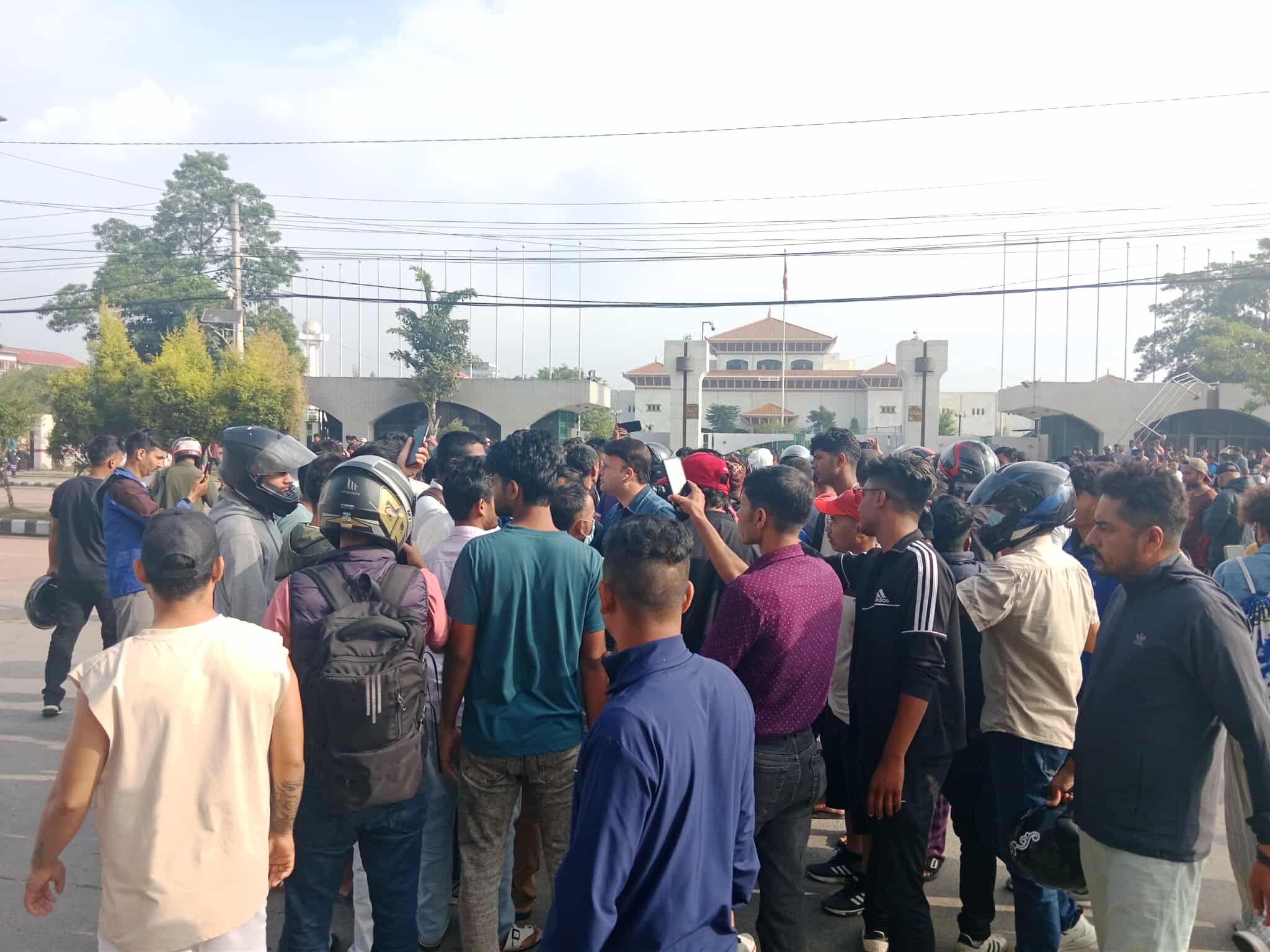 सिंहदरबारभित्रै छिरे प्रदर्शनकारी